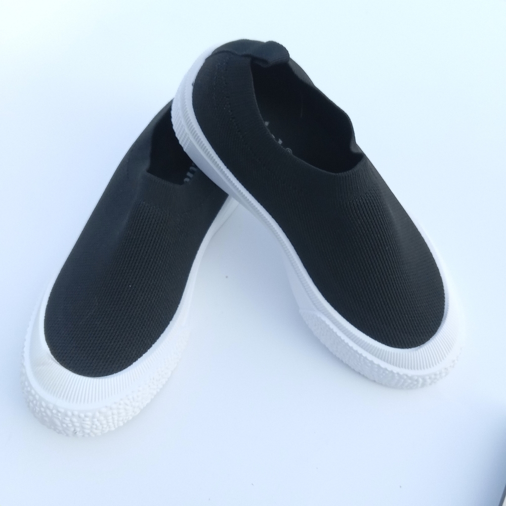 NEW LINK Girls Size 2 Slip On Sneakers NWT Black & White. Brand new.  No box.